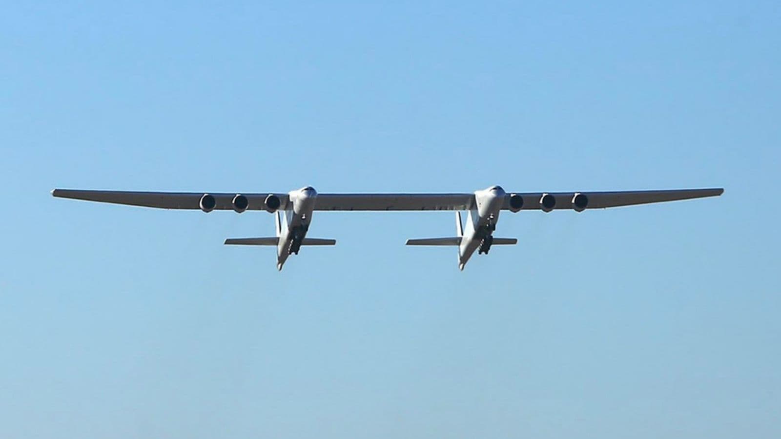 Stratolaunch Roc, chiếc máy bay lớn nhất thế giới vừa sải cánh thành công